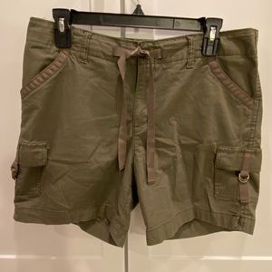 Woman’s mid rise Lee Shorts size 10.